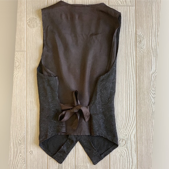 Black vest with silk floral details - Picture 7 of 7